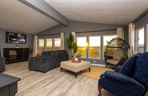 Sunridge Estates House | Magnificent & tranquil home, Mountain Views , 8 mins to casinos & river, Fire pit, BBQ