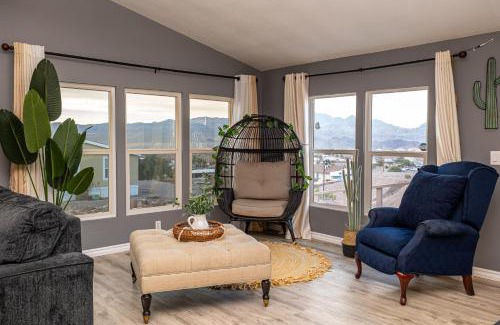 Sunridge Estates House | Magnificent & tranquil home, Mountain Views , 8 mins to casinos & river, Fire pit, BBQ