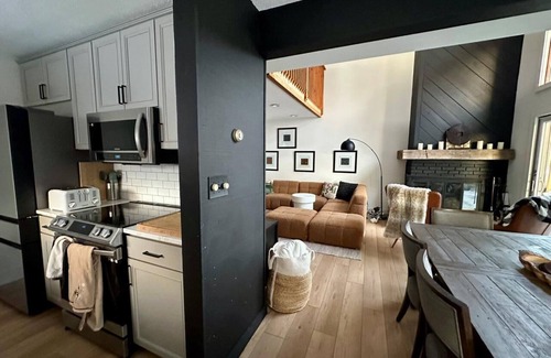 Bromley Mountain House | Magnificent VIEWS at this Bromley Peru House!
