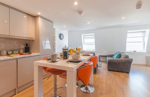 Plymouth Apartment | Magnificent views of Tamar and Rwy. Free Parking