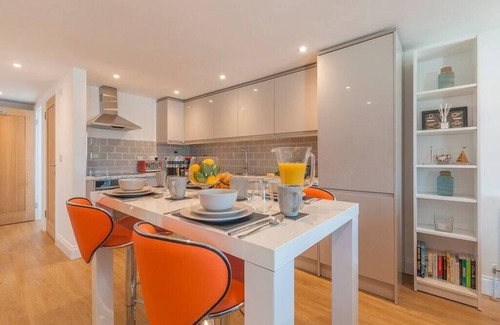 Plymouth Apartment | Magnificent views of Tamar and Rwy. Free Parking