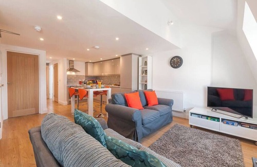Plymouth Apartment | Magnificent views of Tamar and Rwy. Free Parking