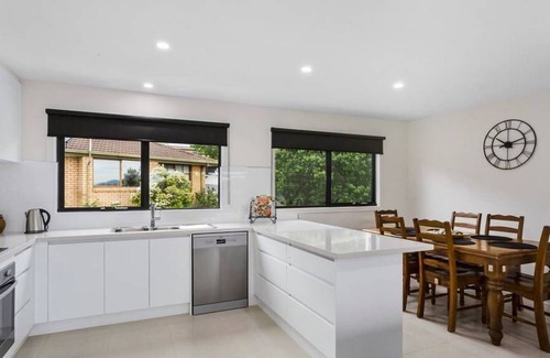 Lauderdale House | Magnificent villa on the bay - 3 min walk to the beach, 10 min to shops / cafes