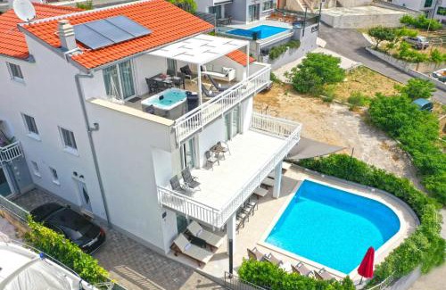 Medici Villa | Magnificent Villa with Pool, Hot Tub, Sea View, Sauna