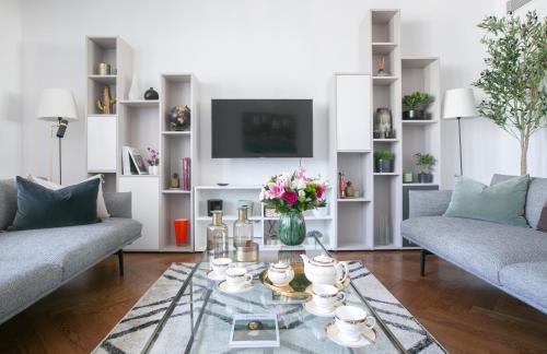 Champs-Elysees Apartment | Magnificient 2 Bedrooms with terrace next to champs-elysées - PC62B