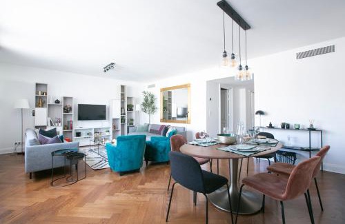 Champs-Elysees Apartment | Magnificient 2 Bedrooms with terrace next to champs-elysées - PC62B