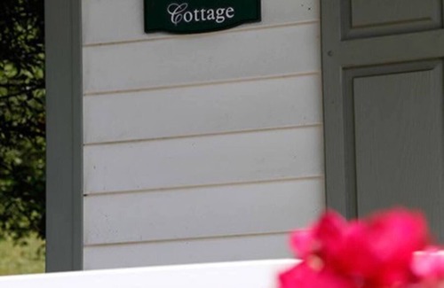 Harrisonburg Cottage | Magnolia Cottage - By the Side Of the Road Inn and Cottages