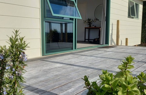 Waikanae Cottage | MAGNOLIA COTTAGE, BREAKFAST & WI-FI INCLUDED!