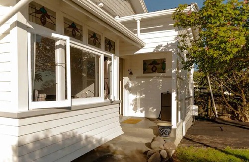 Napier House | Magnolia Cottage- cosy and stylish. Fully fenced for children and your familypet