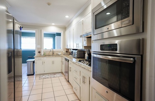 Broadmoor House | Magnolia Cottage/Cozy Stay in Central Location