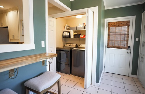 Broadmoor House | Magnolia Cottage/Cozy Stay in Central Location