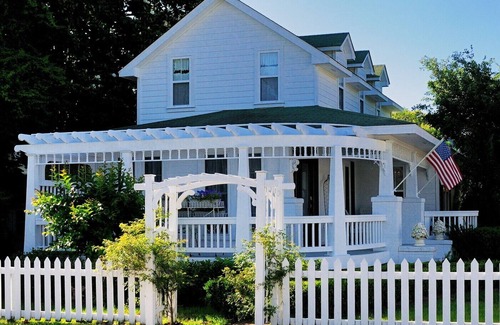 Historic Downtown Manteo Cottage | Magnolia Cottage exquisite private cottage in heart of Old Town Manteo!
