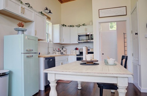 Redlick House | Magnolia Farmhouse - enjoy fresh air and Wi-Fi!