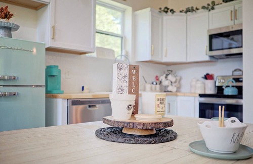 Redlick House | Magnolia Farmhouse - enjoy fresh air and Wi-Fi!