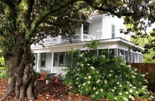 Clover Bed & Breakfast | Magnolia House & Gardens B&B