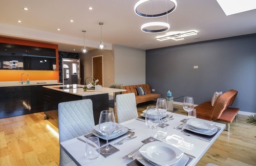 Caversham Cottage | MAGNOLIA HOUSE, pet friendly, with a garden in Caversham