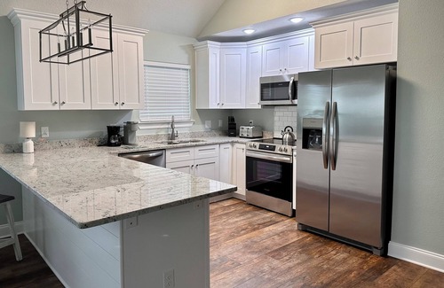Shoreline Park House | Magnolia House: Waterfront w/Private dock, TV in every room & lots of amenities