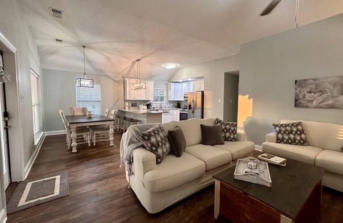 Shoreline Park House | Magnolia House: Waterfront w/Private dock, TV in every room & lots of amenities
