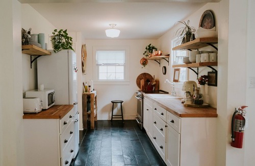 Columbia House | Magnolia Inn - Monthly special thru November. 3,200.00 for a 4 week stay!