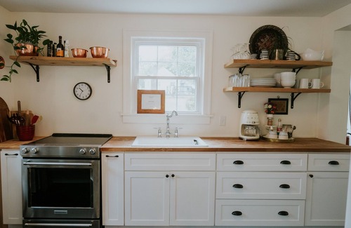Columbia House | Magnolia Inn - Monthly special thru November. 3,200.00 for a 4 week stay!