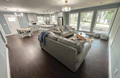 Avinger House | Magnolia Lake House