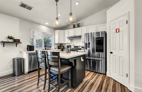Hanford House | Magnolia Peaceful Vibes + Cozy Near Hospital Lemoore Base and centrally located