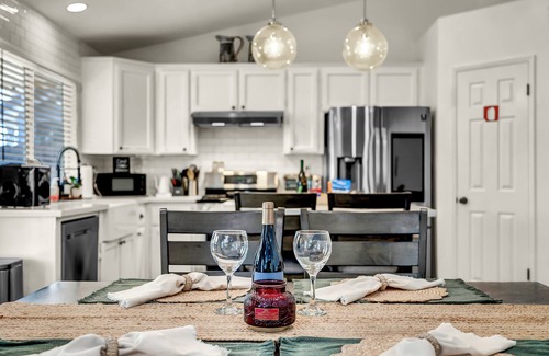 Hanford House | Magnolia Peaceful Vibes + Cozy Near Hospital Lemoore Base and centrally located