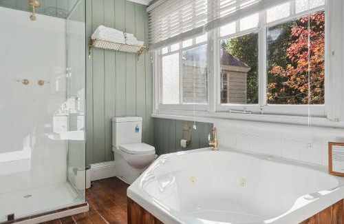 Franklin Bed & Breakfast | Magnolia Room, Franklin Lodge Huon Valley