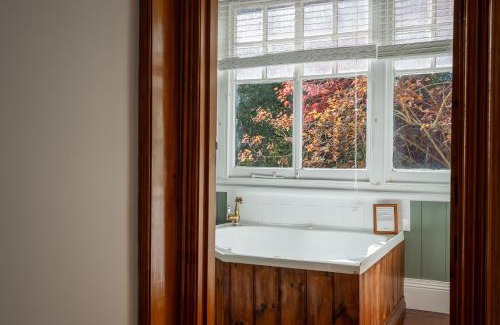 Franklin Bed & Breakfast | Magnolia Room, Franklin Lodge Huon Valley