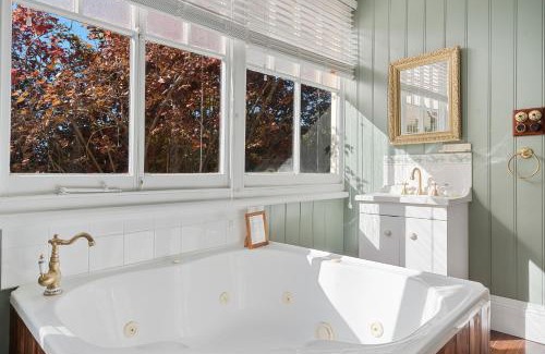 Franklin Bed & Breakfast | Magnolia Room, Franklin Lodge Huon Valley