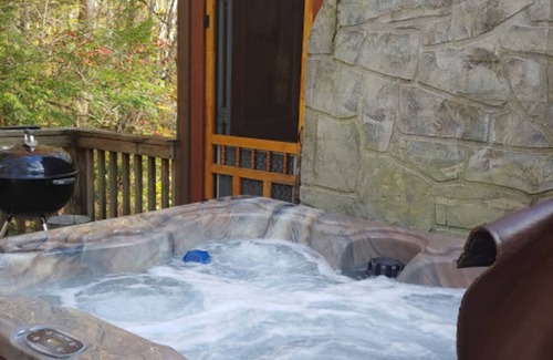 Townsend Cabin | Magnolia Smokey Mtn Cabin with hot tub & community pool close to Cades Covennnn