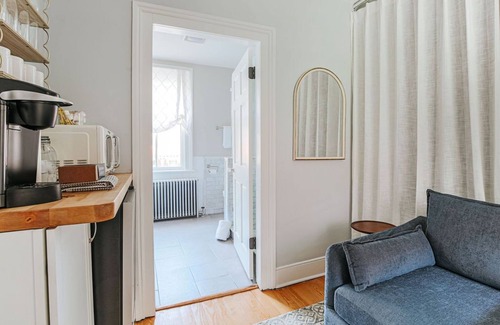 Staunton Apartment | Magnolia Suite: Luxury Private Room Downtown