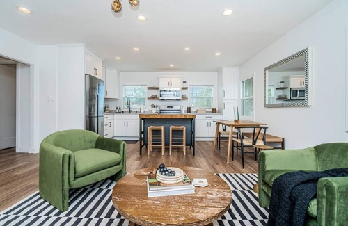 Coronado House | Magnolia Suite - Walk to Shops, Dining & Ferry