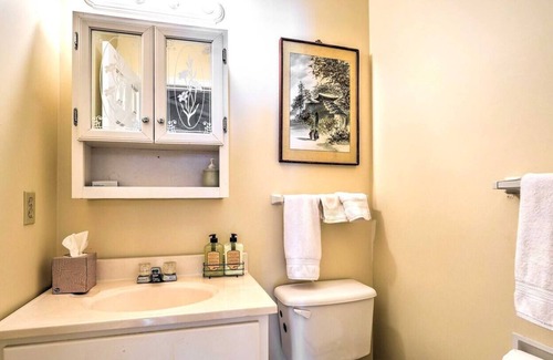 Independence Cottage | Magnolia Vacation Rental w/ Porch & Pond