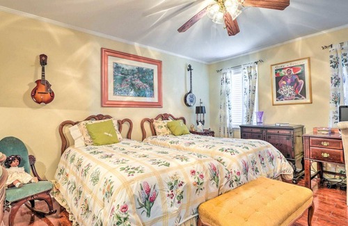 Independence Cottage | Magnolia Vacation Rental w/ Porch & Pond