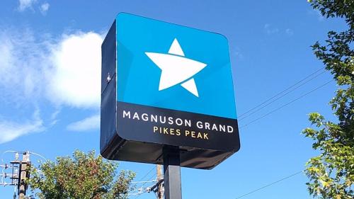 Manitou Springs Hotel | Magnuson Grand Pikes Peak