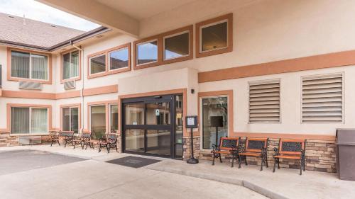 Manitou Springs Hotel | Magnuson Grand Pikes Peak