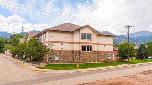Manitou Springs Hotel | Magnuson Grand Pikes Peak