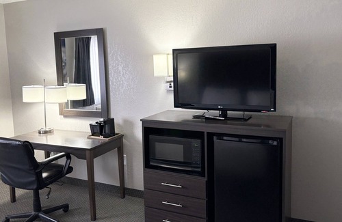 Escanaba Hotel | Magnuson Grand Pioneer Inn and Suites