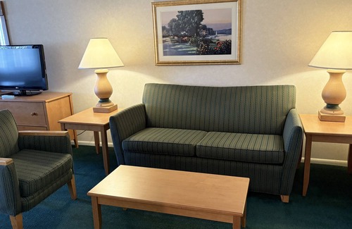 Escanaba Hotel | Magnuson Grand Pioneer Inn and Suites