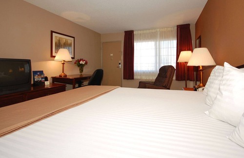 Garden City Hotel | Magnuson Hotel Red Baron