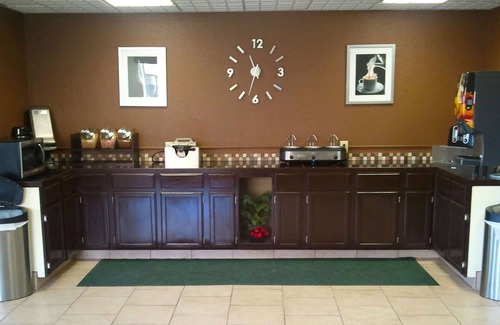 Garden City Hotel | Magnuson Hotel Red Baron