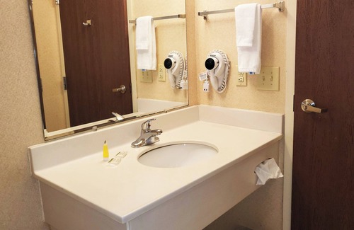 Malone Hotel | Magnuson Hotel West Liberty
