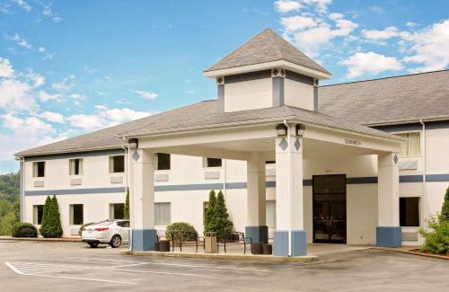 Malone Hotel | Magnuson Hotel West Liberty