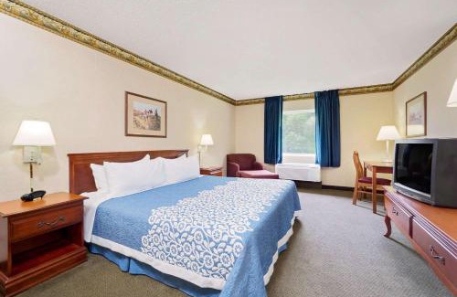 Malone Hotel | Magnuson Hotel West Liberty