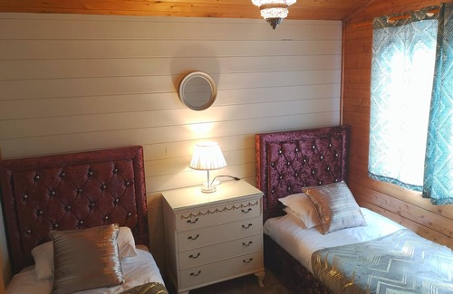 Warminster Ski Chalet | Magpie 3 HOT TUB HuntersMoon-Longleat-Warminster-Bath