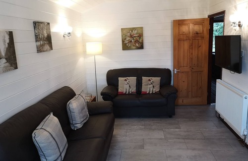 Warminster Ski Chalet | Magpie 6 (Hot Tub) HuntersMoon-Warminster-longleat-Bath
