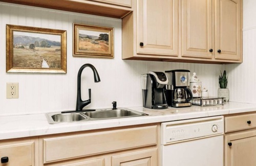Great Falls House | Magpie - Charming Main Level Duplex Near Downtown