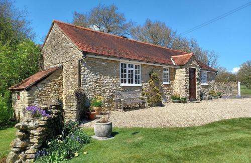 Bruton Cottage | MAGPIE COTTAGE, pet friendly, with a garden in South Brewham