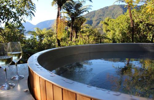 Havelock House | Mahakipawa Waterfront Hideaway - Belvue Bay Home